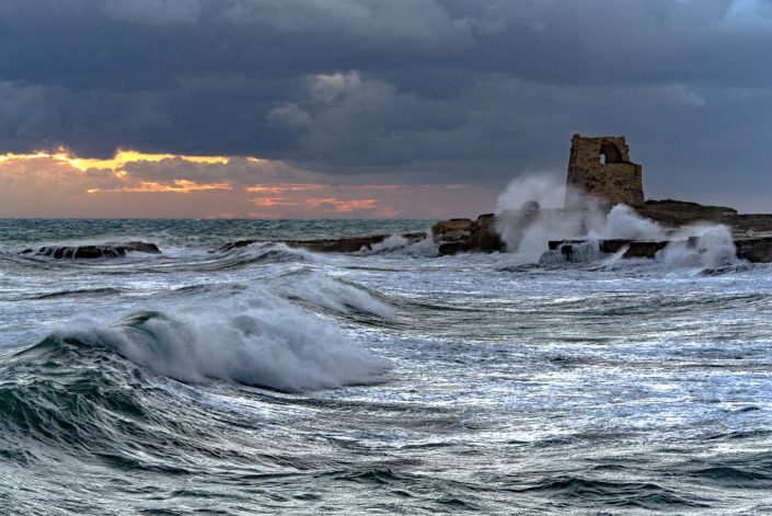 Alba a Roca vecchia. Costa adriatica del Salento.