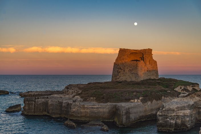 Alba a Roca vecchia. Costa adriatica del Salento.