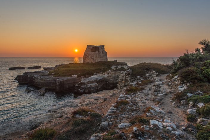 Alba a Roca vecchia. Costa adriatica del Salento.