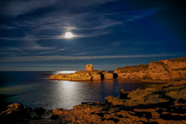 Luna a Roca vecchia. Costa adriatica del Salento.