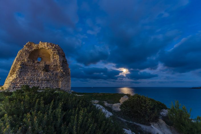 Luna a Torre dell'Orso. Costa adriatica del Salento.