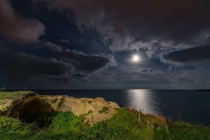 Luna a Torre dell'Orso. Costa adriatica del Salento.