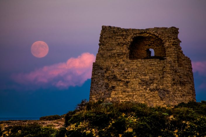Luna a Torre dell'Orso. Costa adriatica del Salento.