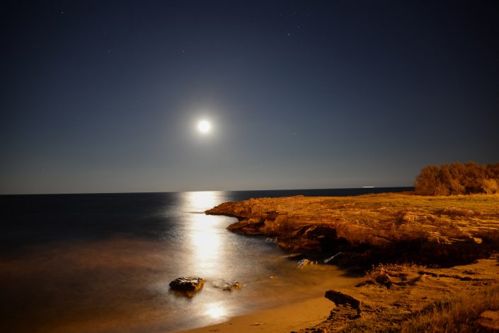 Luna a San Foca. Costa adriatica del Salento.