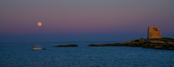 Luna a Roca vecchia. Costa adriatica del Salento.