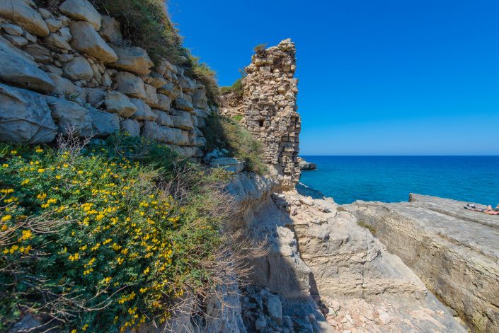 Le mura del castello di Roca.