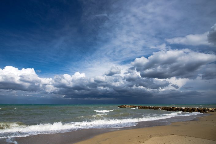 La spiaggia di San Cataldo. Costa adriatica.