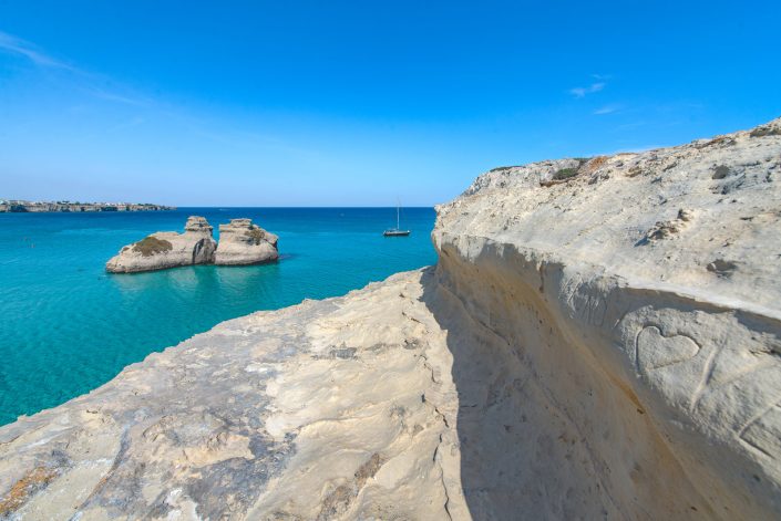 Faraglioni delle "due sorelle". Torre dell'Orso.