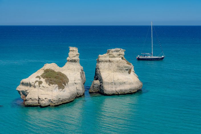 Faraglioni delle "due sorelle". Torre dell'Orso.